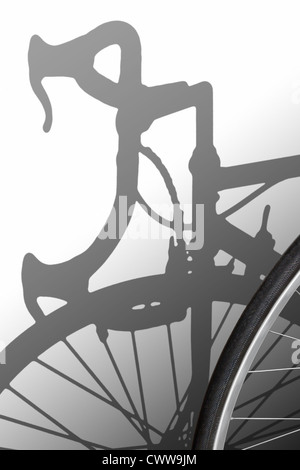 Ombra di una bici da corsa con una parte della ruota anteriore in primo piano Foto Stock