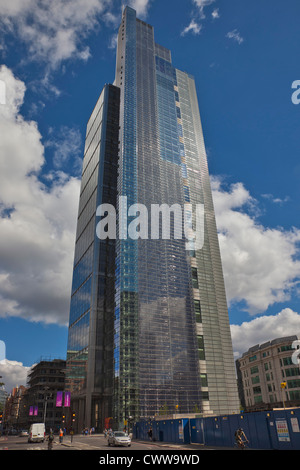 La torre di airone aumenta al di sopra di Bishopsgate nella città di Londra Foto Stock