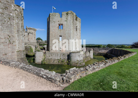 RAGLAN CASTLE MONMOUTHSHIRE GALLES IN ESTATE che mostra le rovine di una grande torre Foto Stock