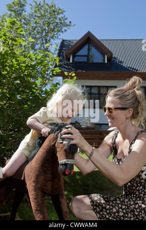 Madre e figlia giocare all'aperto Foto Stock