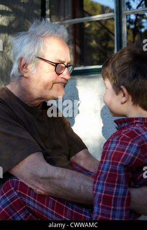 Uomo anziano con il nipote all'aperto Foto Stock