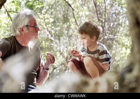 Il padre e i suoi figli giocare nella foresta Foto Stock