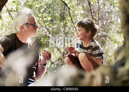 Il padre e i suoi figli giocare nella foresta Foto Stock