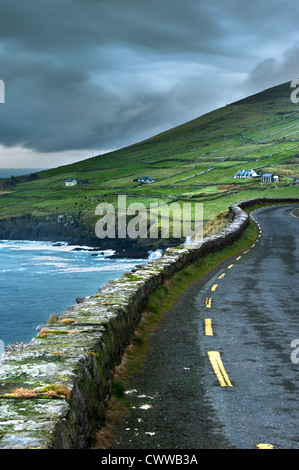 Strada asfaltata lungo le scogliere rurale Foto Stock