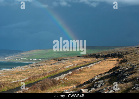 Rainbow oltre il paesaggio rurale Foto Stock