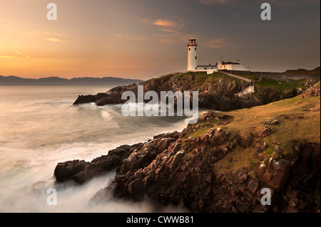 Faro sulla costa di nebbia Foto Stock