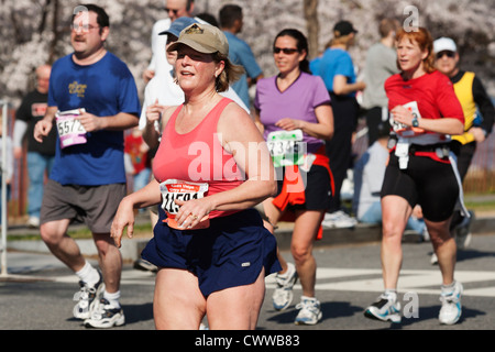 Guide di scorrimento in concorrenza nell'annuale di fiori di ciliegio 10K gara in Washington, DC. Foto Stock