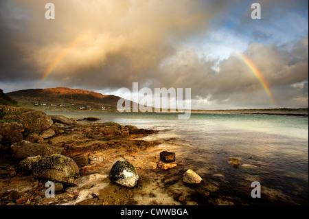 Rainbow stretching over ancora lago rurale Foto Stock