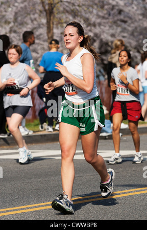 Un runner compete all'annuale di fiori di ciliegio 10K gara in Washington, DC. Foto Stock