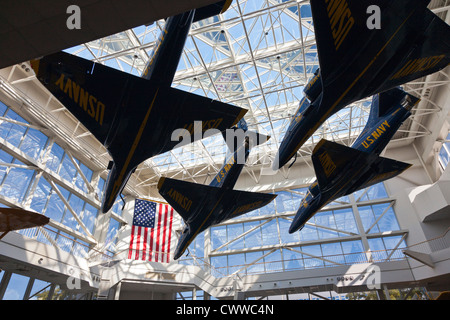 Quattro ex Blue Angel A-4 Skyhawk aeromobile nel museo nazionale di aviazione navale in Pensacola, FL Foto Stock