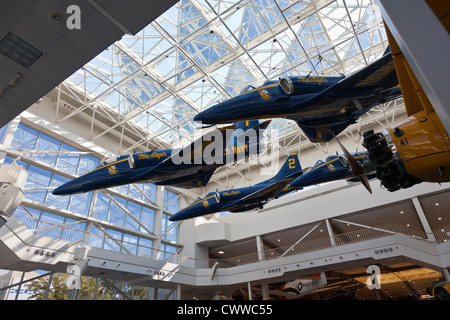 Quattro ex Blue Angel A-4 Skyhawk aeromobile nel museo nazionale di aviazione navale in Pensacola, FL Foto Stock