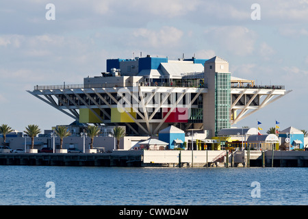 La San Pietroburgo Pier contiene un acquario, negozi e ristoranti nel centro cittadino di San Pietroburgo, FL Foto Stock