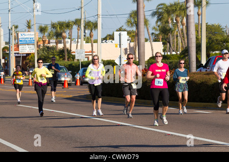 Gli uomini e le donne in esecuzione in 5k e 10k correre sulle strade di San Pete Beach, Florida Foto Stock