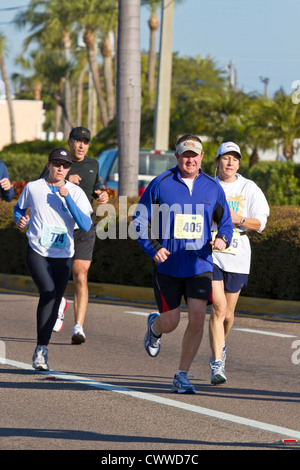 Gli uomini e le donne in esecuzione in 5k e 10k correre sulle strade di San Pete Beach, Florida Foto Stock