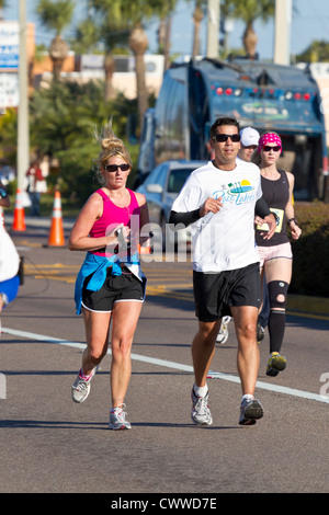 Gli uomini e le donne in esecuzione in 5k e 10k correre sulle strade di San Pete Beach, Florida Foto Stock