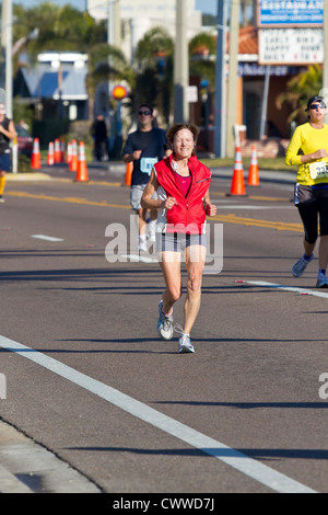 La donna in esecuzione in 5k e 10k correre sulle strade di San Pete Beach, Florida Foto Stock