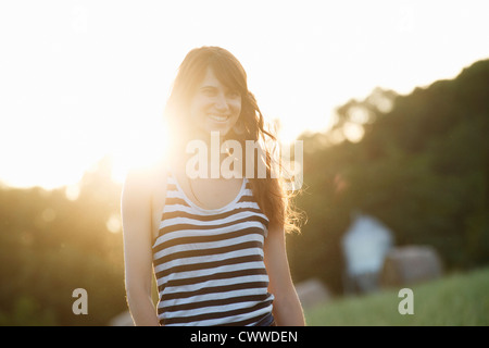 Donna sorridente passeggiate all'aperto Foto Stock