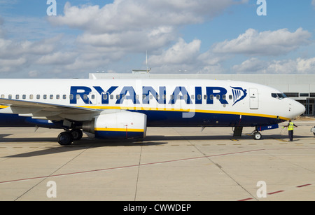 Piano di Ryanair sulla pista presso l'aeroporto di Reus in Spagna Foto Stock