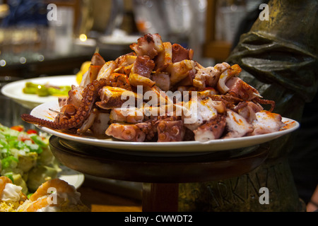 Una selezione di pintxos, o tapas in un bar di San Sebastian del centro storico in Spagna la costa basca. Foto Stock