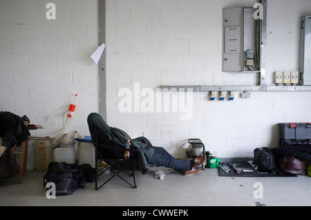 Un uomo addormentato in box a molla vscc avvia motore racing event a Silverstone, Inghilterra, Regno Unito. Foto Stock