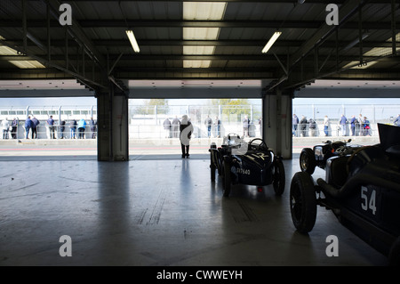 Classic & auto d'epoca in box a molla vscc inizio evento di Silverstone, Inghilterra, Regno Unito. Foto Stock
