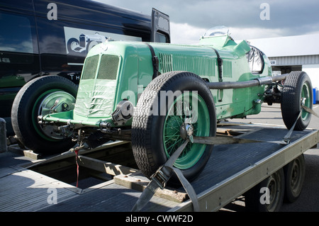 Un epoca classic car a molla vscc inizio evento di Silverstone, Inghilterra, Regno Unito. Foto Stock