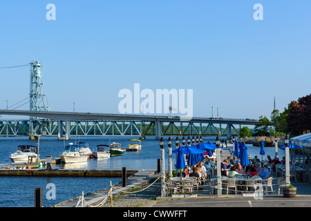 Kennebec Taverna waterfront restaurant sul fiume Kennebec nella città storica di Bath, Maine, Stati Uniti d'America Foto Stock