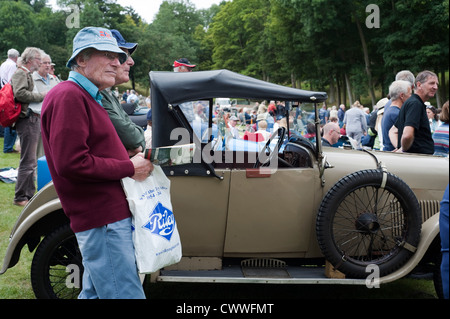Gli spettatori in occasione di un evento vscc a prescott, Gloucestershire, Regno Unito Foto Stock