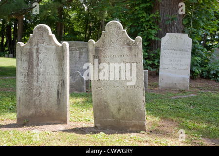 Alterò le lapidi in un cimitero. Foto Stock