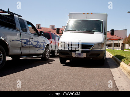 Officer aziona un mobile X-ray van scansioni diversi veicoli diretti verso il Messico per possibili armi nascoste a Laredo, Texas border Foto Stock