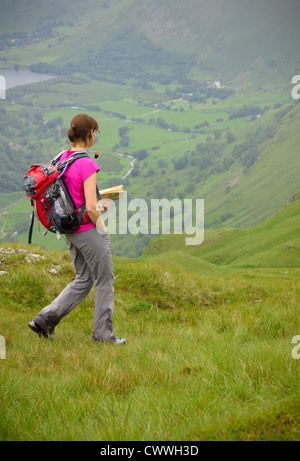 Un escursionista scende nel Dovedale Beck da alta Hartsop Dodd nel distretto del lago, Cumbria. Foto Stock