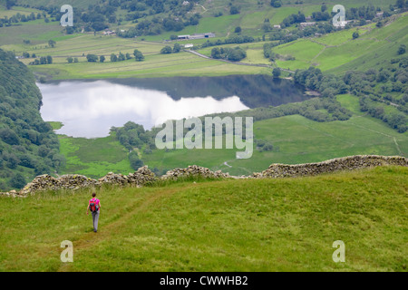 Un escursionista Alta discendente Hartsop Dodd con fratelli acqua e Hartsop nella distanza. Lake District. Foto Stock