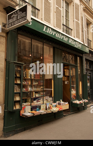 Secondo handbook concessionario. La Librairie Rieffel, una pittoresca vecchia libreria parigina in Rue de l'Odeon, sulla sinistra della Boemia Banca. Parigi, Francia. Foto Stock