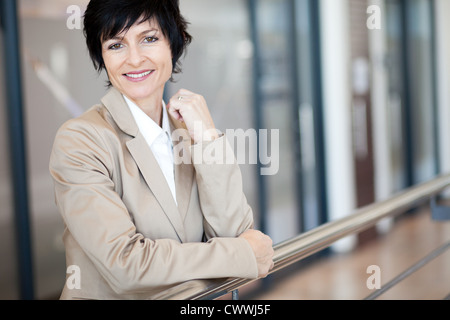 Elegante centro di età imprenditrice ritratto Foto Stock