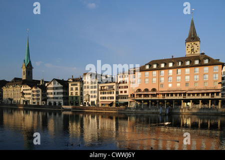 Vista la mattina del fiume Limmat con il Fraumünster e Peterskirche nella città vecchia di Zurigo, il Cantone di Zurigo, Svizzera Foto Stock