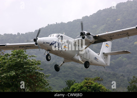 Twin Otter aerei passeggeri decolla da giungla pista vicino a Capurgana, Colombia, Sud America Foto Stock