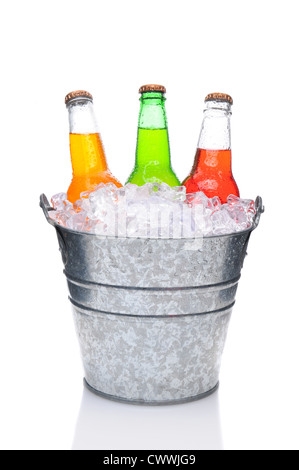 Tre soda assortiti di bottiglie in un secchio pieno di ghiaccio. Formato verticale su uno sfondo bianco con la riflessione Foto Stock