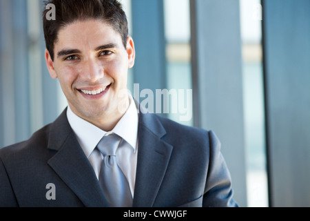 Imprenditore bello closeup ritratto in office Foto Stock