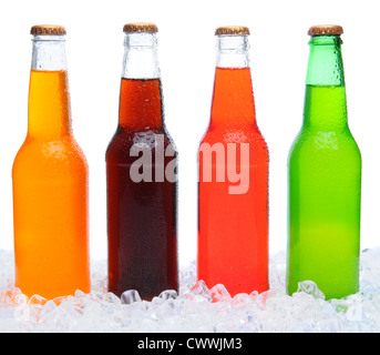 Primo piano di quattro assortiti di bottiglie di soda in piedi in ghiaccio con condensazione. Formato orizzontale su uno sfondo bianco. Foto Stock