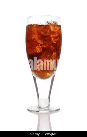 Chiudere fino ad un bicchiere di coca cola e cubetti di ghiaccio con condensazione. Formato verticale con la riflessione isolata su bianco. Foto Stock