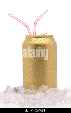 Il carbonato di sodio può con due cannucce potabile in piedi in cubetti di ghiaccio con condensa isolata su bianco composizione verticale Foto Stock