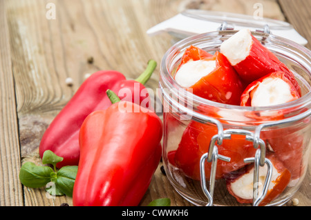 La paprika riempito con crema di formaggio su sfondo di legno Foto Stock