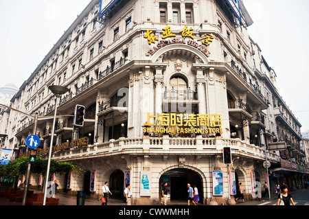 Shanghai, Cina - 20 agosto 2009: facciata di un vecchio edificio classico lungo la Nanjing Road. Meravigliose architetture come questo ha Foto Stock