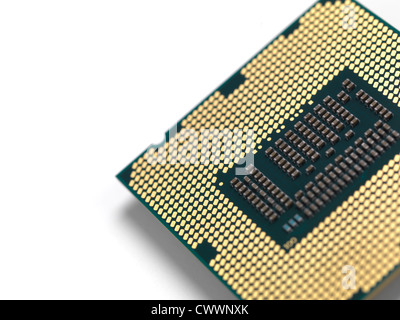 Primo piano della Intel i7 3770K processore con socket LGA 1155 presa CPU isolati su sfondo bianco Foto Stock