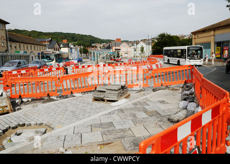 Lavori di costruzione in Aberystwyth, il Galles, la creazione di nuovi autobus pubblici si arresta. Foto Stock