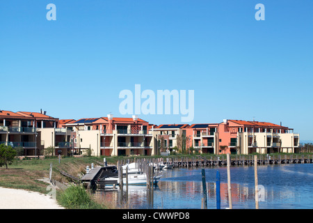 Case colorate con pier vicino all'acqua Foto Stock