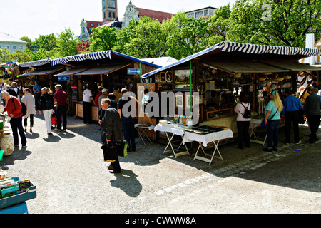 La gente lo shopping al Auer Dult, Monaco di Baviera Baviera Germania Foto Stock