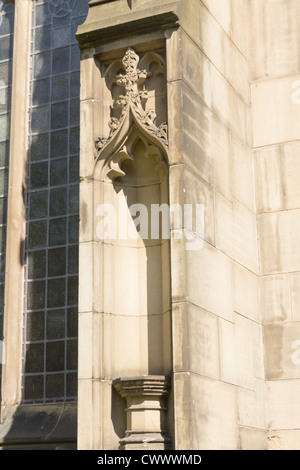 I dettagli di una nicchia vuota e zoccolo su una parete esterna della Cattedrale di Manchester. Foto Stock