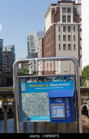 Dispensatore automatico per mappe turistiche di Manchester, situato nei pressi del parcheggio sulla Cattedrale Approccio in Manchester. Foto Stock