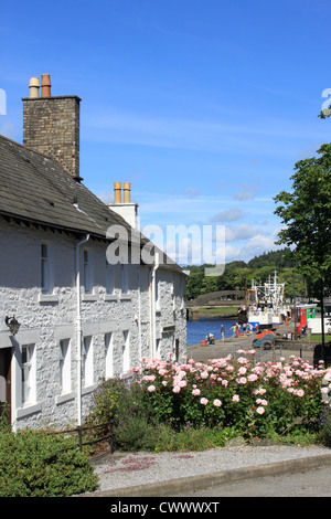 Vista Porto passato Cottage Gallery a quayside e barche da pesca a Kirkcudbright, Dumfries and Galloway regione, Scozia. Foto Stock